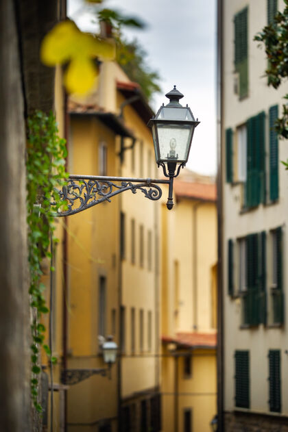 景观城市狭窄街道上的路灯佛罗伦萨托斯卡纳意大利意大利路灯房子