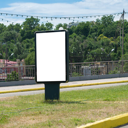 代理城市街道上的灯箱是白色的营销信息广告牌