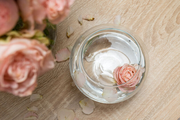浪漫斯堪的纳维亚玫瑰现代玻璃花瓶开花束玫瑰