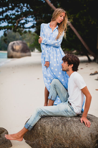 男人浪漫的年轻时尚时髦情侣在热带海滩上恋爱度假天堂快乐一起