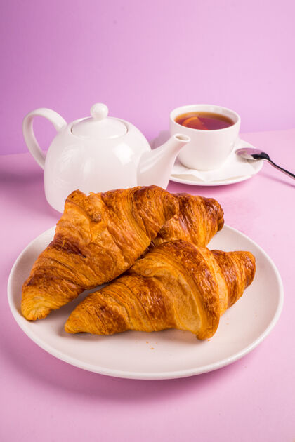 餐欧式早餐配金色法式牛角面包一杯咖啡糕点盘子咖啡馆