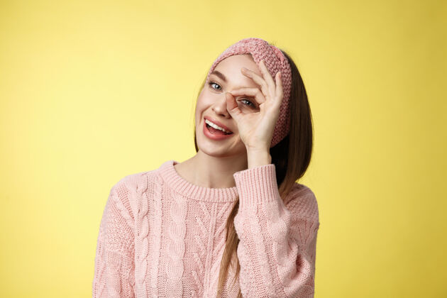 年轻穿粉红色毛衣的女人快乐学生购物