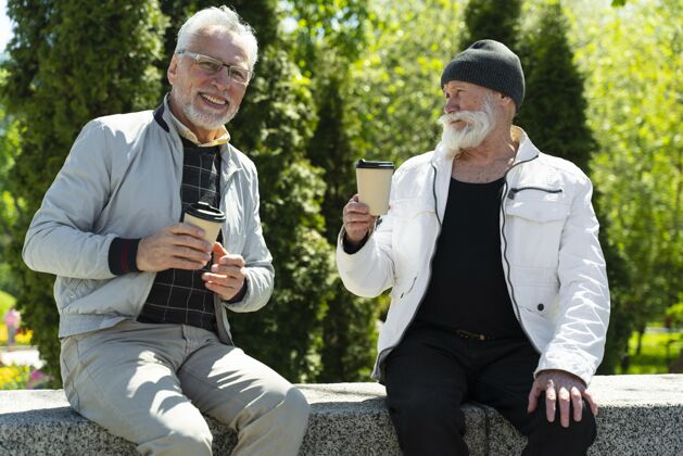 退休带咖啡杯的中枪笑脸男人城市男人老年人