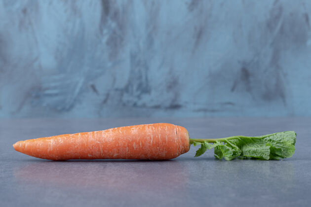 美味的成熟的有机胡萝卜 放在大理石表面农业美味风味