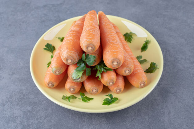 营养整个胡萝卜和切片在木板上 在大理石表面美味美味盘子