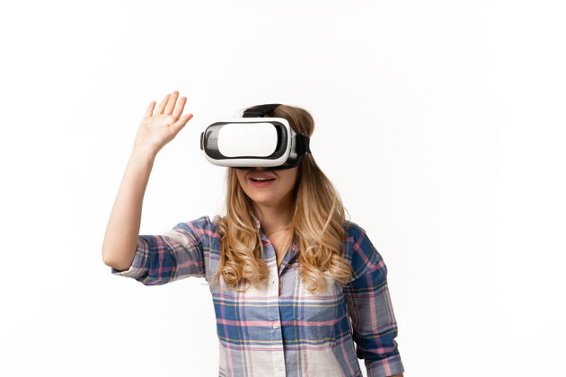屏幕年轻的白人妇女使用虚拟现实耳机女性技术年轻