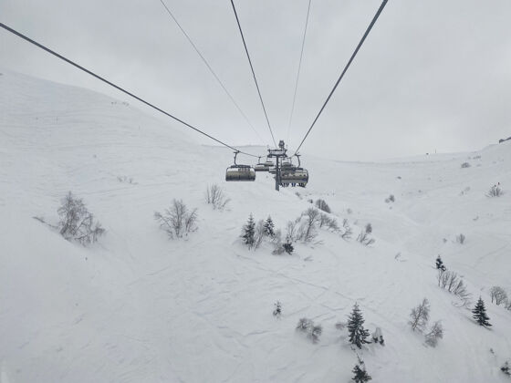 滑雪坡从山上到滑雪缆车驾驶室的顶视图雪自然高山
