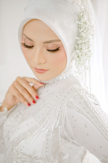 时尚美丽的妇女穿着白色婚纱的画像女性女人服饰