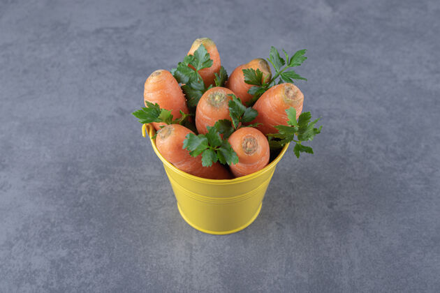 农业一桶熟胡萝卜放在大理石表面蔬菜生的农作物