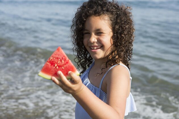 乐趣中枪笑脸女孩拿着西瓜假期海滩海边
