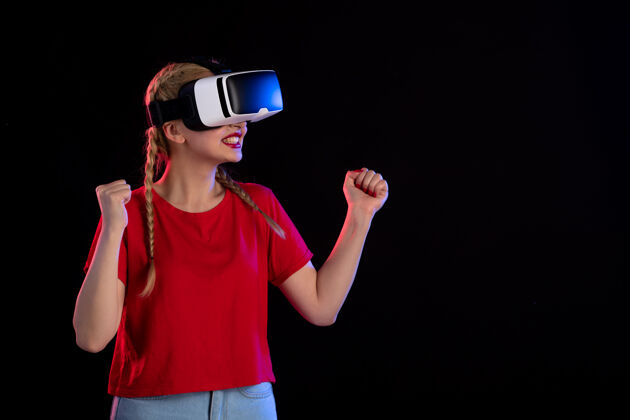 广播年轻女性在黑暗中玩虚拟现实游戏超声波幻想的前视图幻想玩超声波
