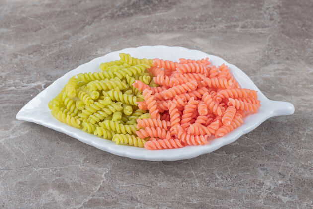 碗两种颜色的意大利面放在碗里 放在大理石表面上意大利面烹饪碳水化合物