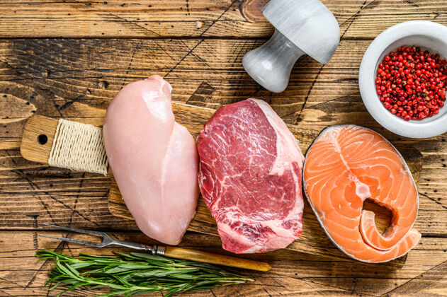鲑鱼动物蛋白质来源肉 鱼和家禽.生的牛排.木制桌面查看食品健康母鸡
