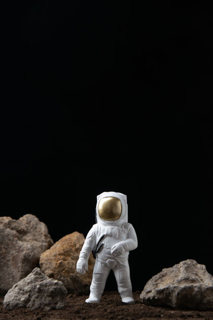 幻想白色宇航员在月球上与岩石上的黑暗科幻幻想茶碟月亮早餐