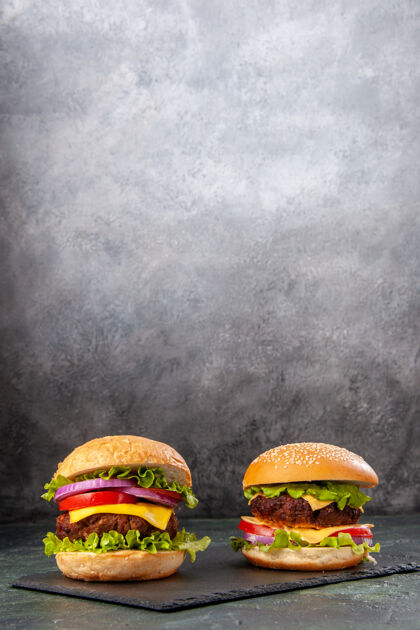 热空气自制美味的三明治在黑板上暗灰色模糊的表面上俯视汉堡包垃圾顶部