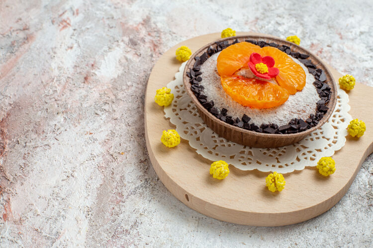 盘子正面图白色空间上有美味的巧克力甜点和橘子片橘子蛋糕美食
