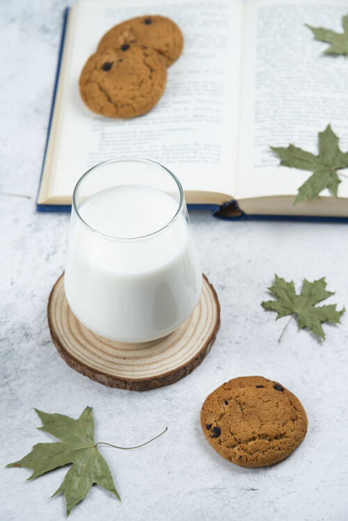 食物在木板上放一杯牛奶和巧克力饼干美味美味巧克力