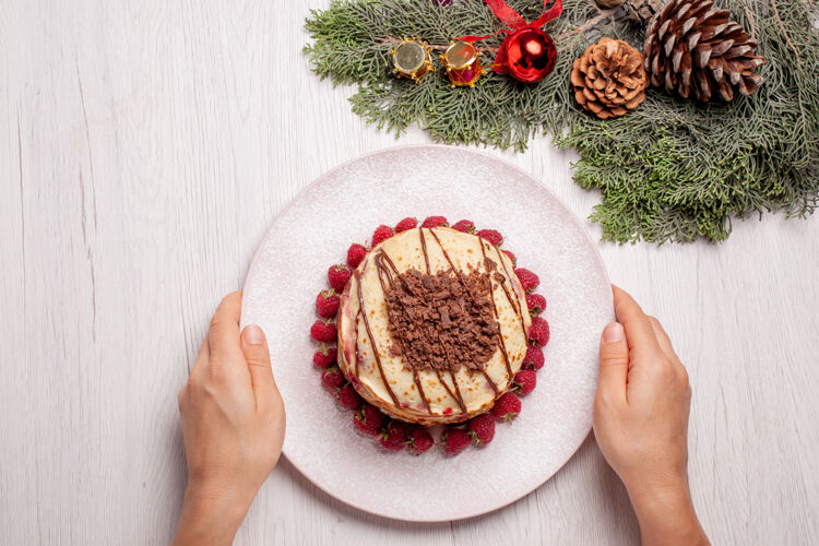 视图俯瞰美味的薄煎饼和草莓在浅白的桌子上馅饼水果饼干甜浆果蛋糕容器派饼干