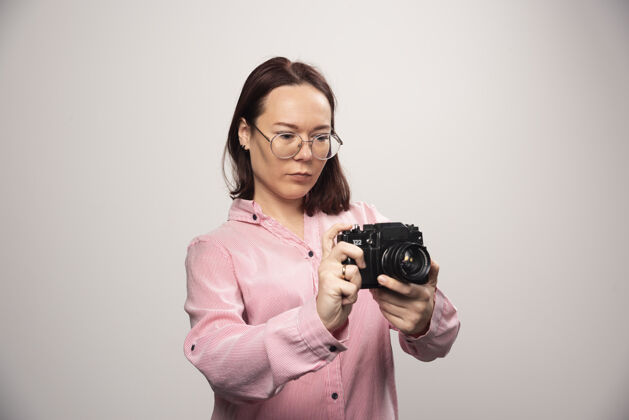 镜头一个女人在看一张高质量的白色照片成人图片摄影师