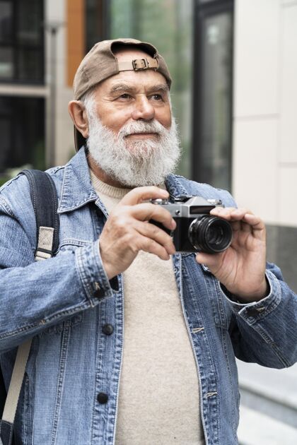 老年人老人在城市户外用相机拍照户外男性老年人