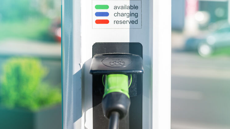 未来电动汽车充电器与两个插入式电池绿色能源