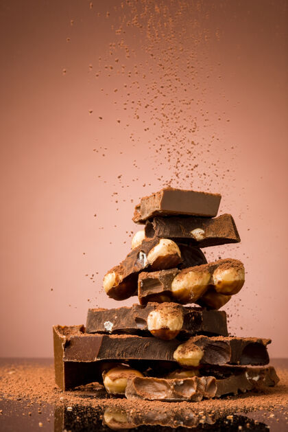 巧克力一堆碎巧克力放在桌子上 背景是棕色的工作室糖松露甜点