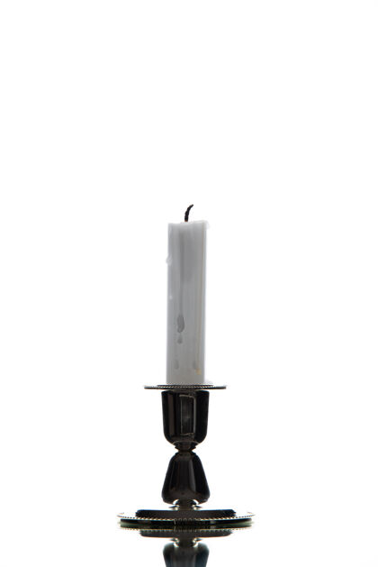 金属白色蜡烛的正视图钢工具玻璃