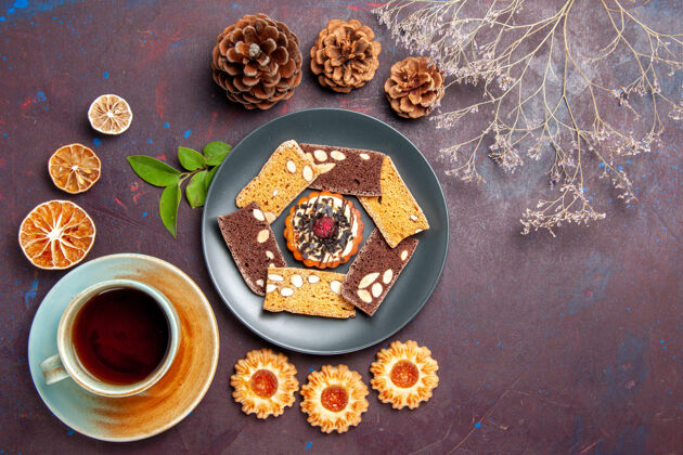紧固件俯瞰美味的蛋糕片 配上小饼干和一杯茶 背景为深色饼干甜点蛋糕茶甜扣蛋糕陶瓷器皿