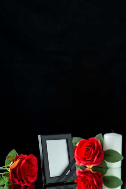 蜡烛带蜡烛和黑玫瑰的相框正面图花瓣玫瑰葬礼
