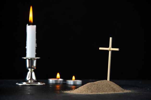 死亡黑色蜡烛的小坟墓的正视图黑暗光蜡烛