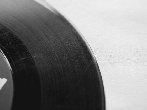 单一的一张黑胶唱片唱片乙烯基旧的