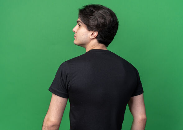 男人站在后面看边年轻帅哥身穿黑色t恤隔离在绿色墙上立场感情姿势
