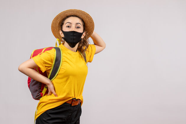 保护套正面图年轻的旅行者把背包放在腰上女人新常态旅游