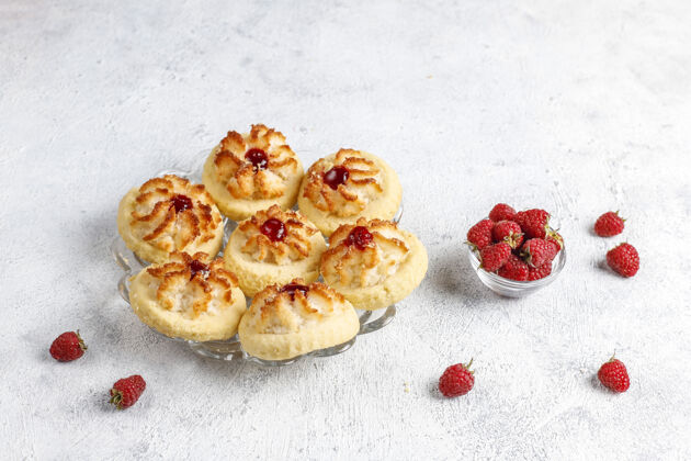 面包房美味的曲奇配上树莓果酱和新鲜的树莓烹饪美味自制