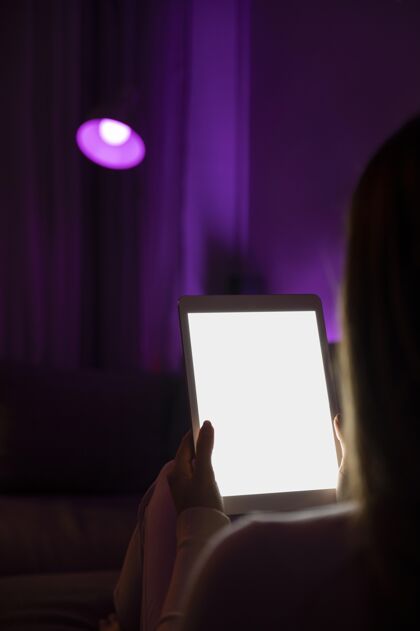 科技黑暗中的女人女人平板电脑科技