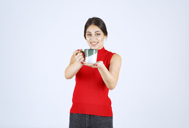 模特穿着红衬衫拿着咖啡杯的女孩年轻人姿势雇员