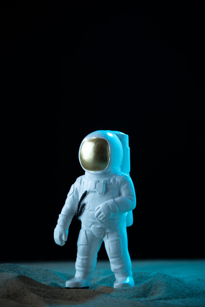 人月球上白色宇航员的正面图黑色发现性格人