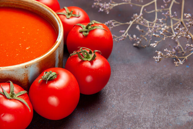 新鲜前方近距离观看美味的西红柿汤与新鲜的红色西红柿在黑暗空间盘旋汤晚餐香草