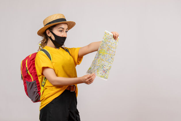 漂亮正面图年轻的旅行者背着红色的背包看地图新常态乐趣夏天
