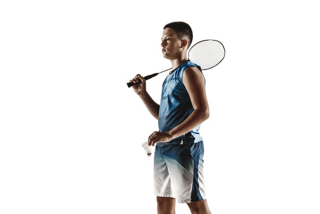冠军小男孩打羽毛球孤立在白色工作室背景年轻的男模在运动服和运动鞋与球拍在行动 运动在游戏中运动的概念 运动 健康的生活方式休闲衣服享受