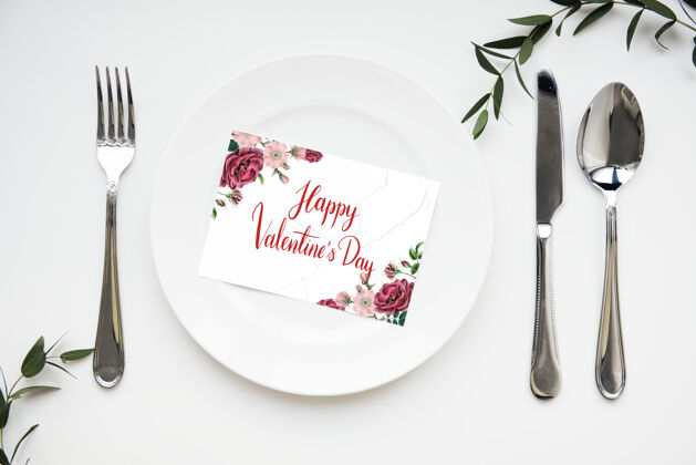 美丽盘子上的情人节卡片情人节桌子浪漫