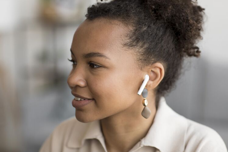 耳机戴着耳机的女人水平特写年轻