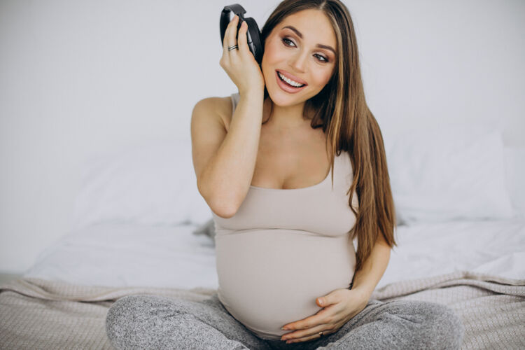 床孕妇用超声波拍照听音乐抱着等待产妇