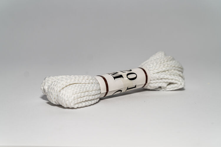 缝纫白色的绳子隔离在白色的表面上线电缆绳子