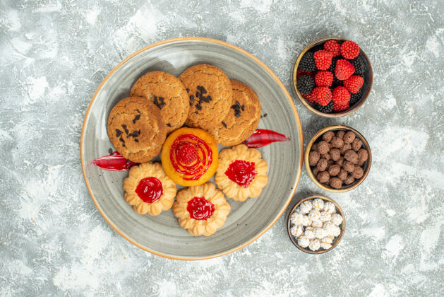 健康俯瞰美味的沙饼干配上饼干和糖果白底糖饼干蛋糕饼干茶甜饼干碗顶部早餐