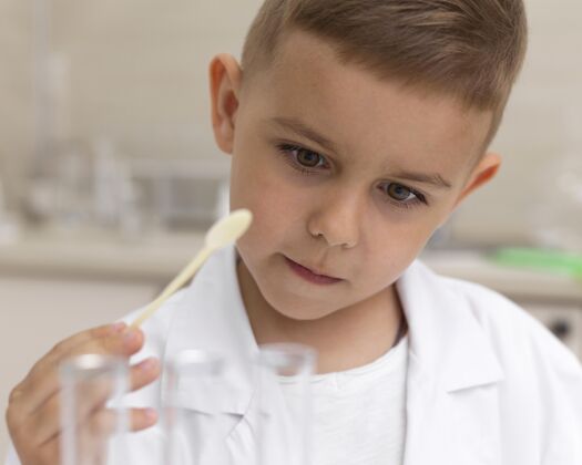 学习小男孩在学校做科学实验研究学习化学