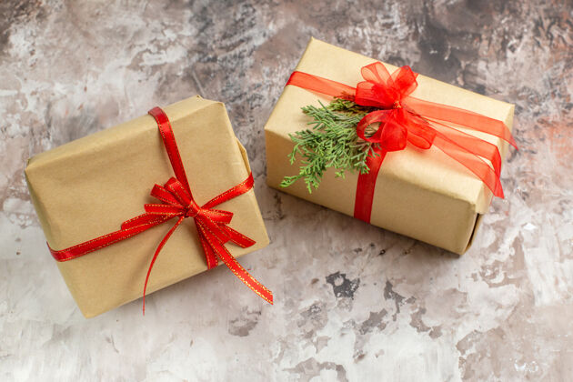 庆典前视图可爱的圣诞礼物与红色蝴蝶结绑在灯桌上圣诞节信封正面