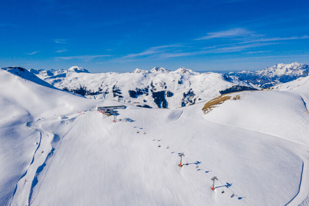 法国俯瞰阿尔卑斯山的夏蒙尼勃朗峰滑雪胜地山顶度假村山
