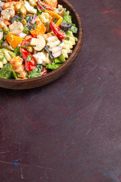 午餐俯瞰美味的蔬菜沙拉 番茄 橄榄和蘑菇 深色背景 健康沙拉 零食 蔬菜午餐餐厅胡椒美味蔬菜沙拉
