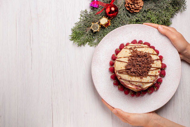 健康俯瞰美味的薄煎饼和草莓在浅白的桌子上馅饼水果饼干甜浆果蛋糕草莓派胡椒